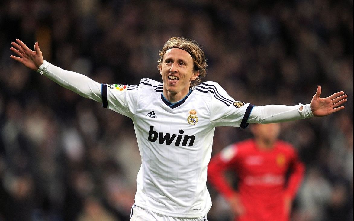 尤文全队和球迷一起出现在登机口，斯帕莱蒂和球迷们友好互动